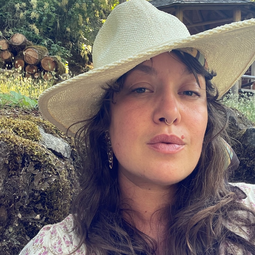 Vintage and Bohemian enthusiast, emphasis on quality fabrics and natural fibers.